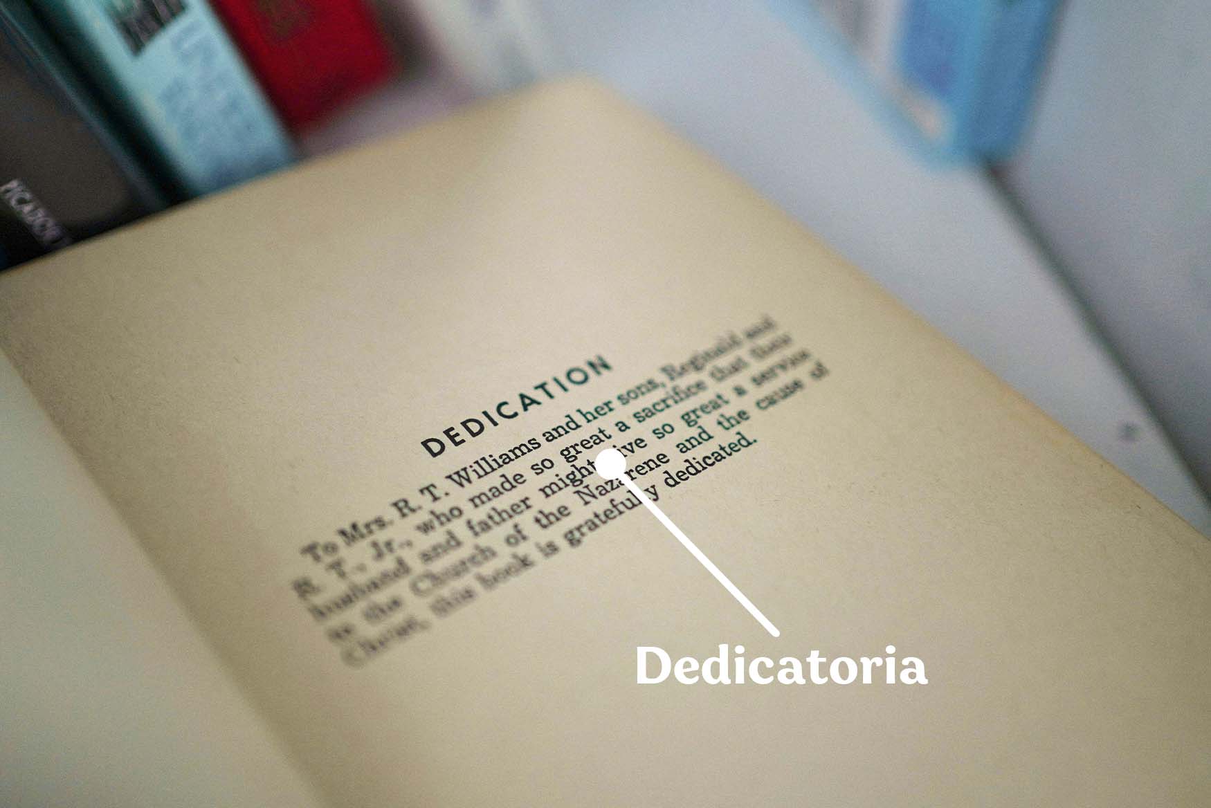 Ejemplo de una dedicatoria en inglés en un libro.
