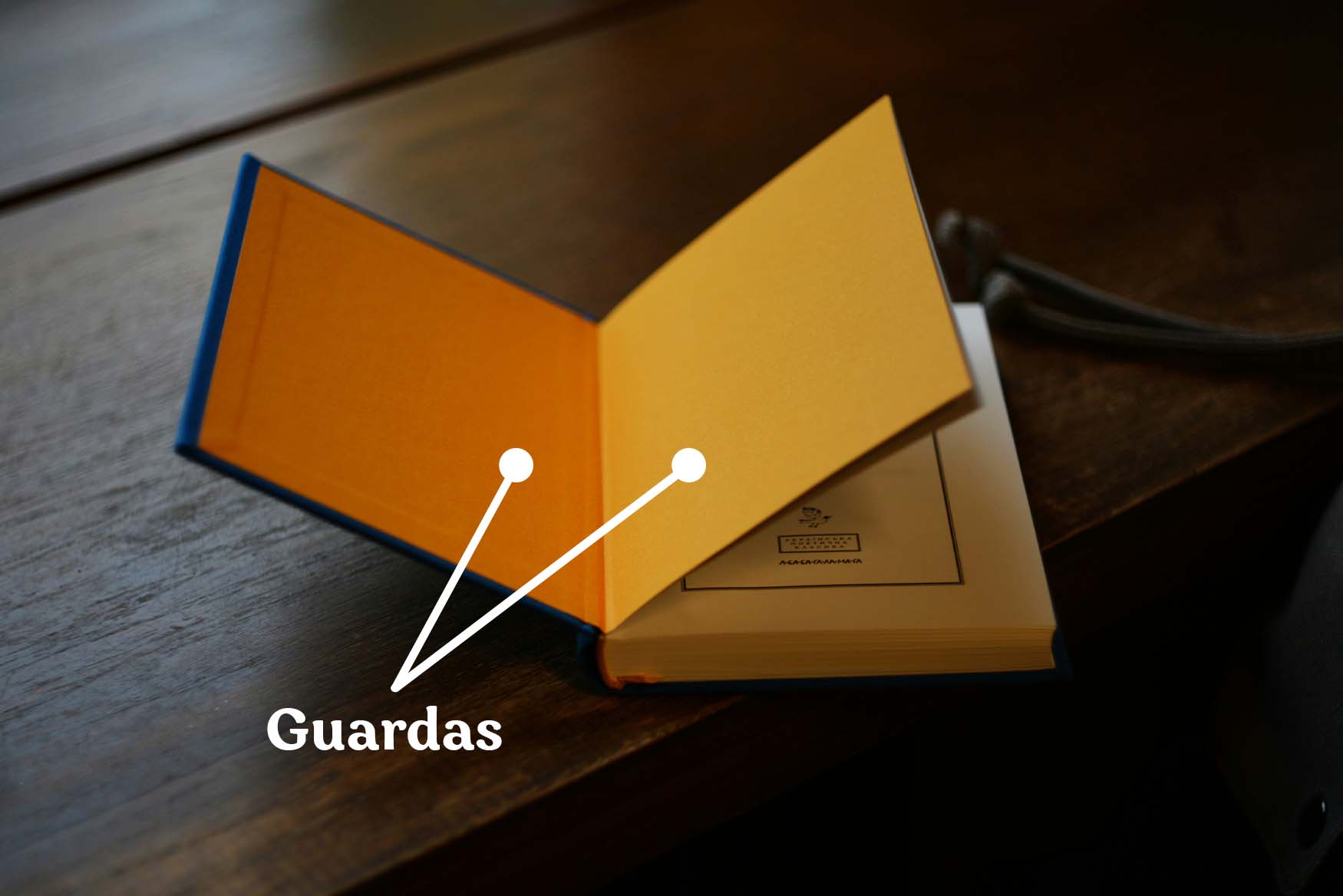 Guardas de libro en color naranja.